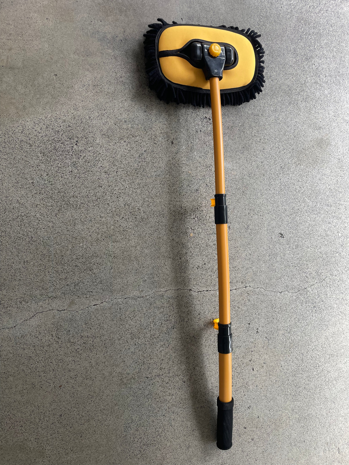 Spot Free Rinse telescopic car wash mop in black and yellow, pole fully extended