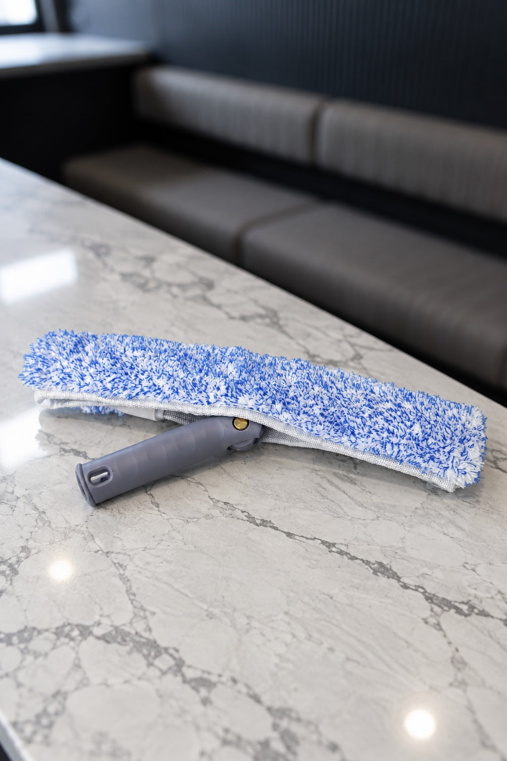 Swivel T-bar window washer with the handle swivelled to an angle at the joint